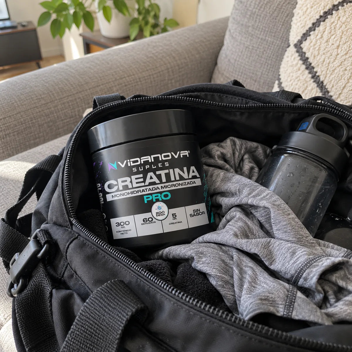 Tarro de creatina dentro del bolso del gimnasio