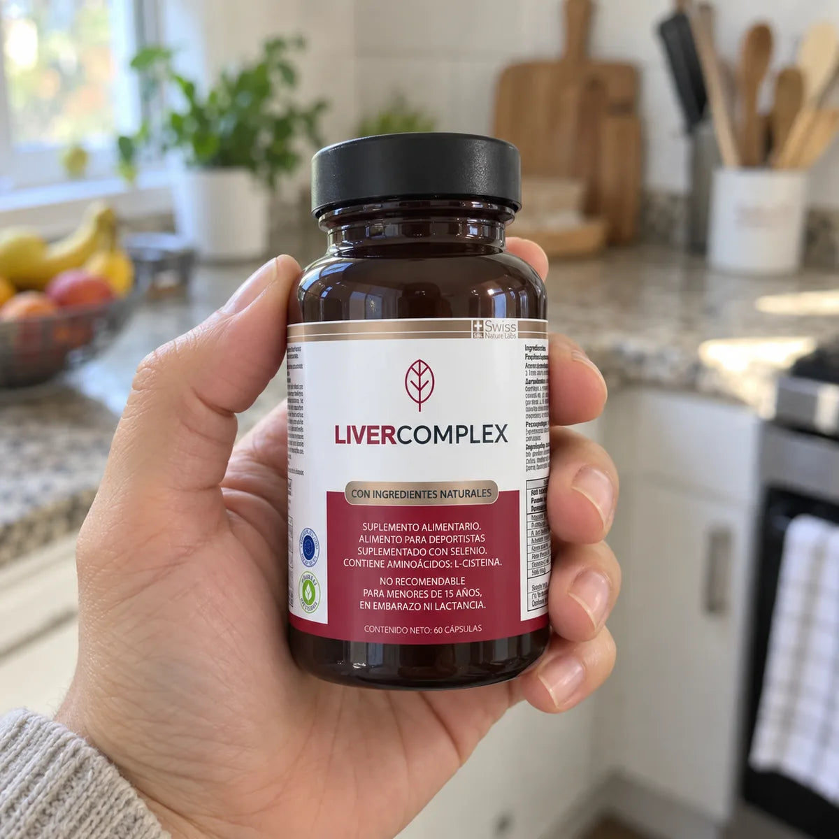 Frasco de Liver Complex sostenido en la mano